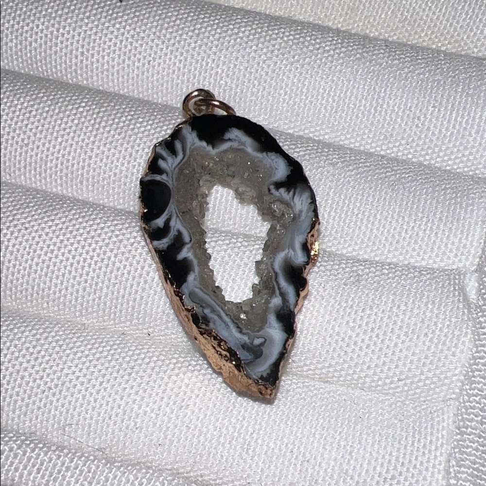 Kinsley Armelle Elegant Black and gild Geode quartz Pendant